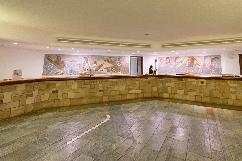 広々としたレセプション（写真左）とロビー（写真右）