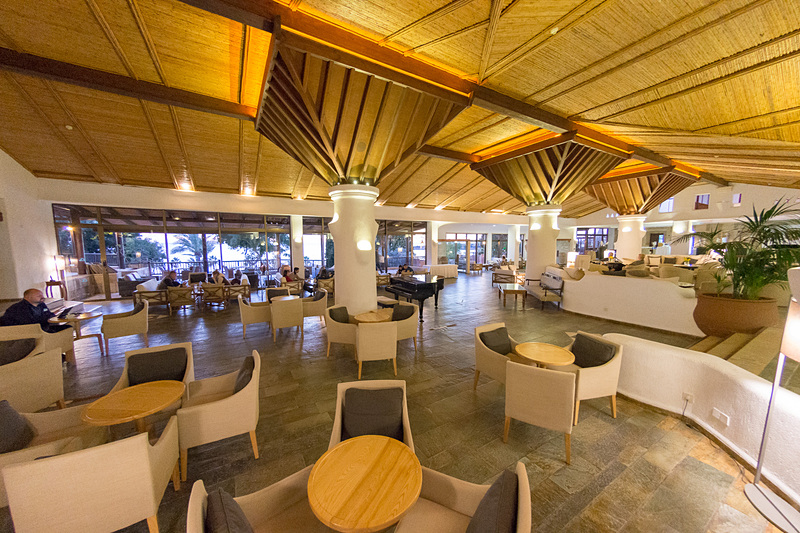 広々としたレセプション（写真左）とロビー（写真右）