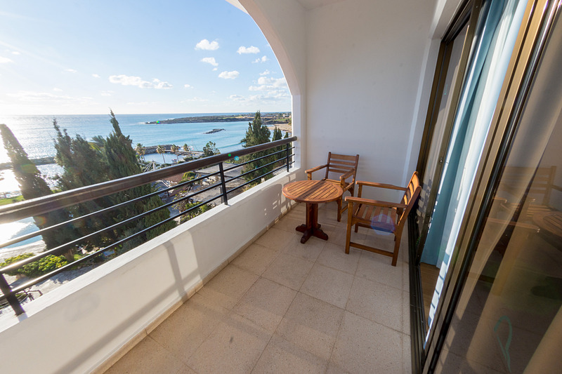 海を望む西向きのバルコニー