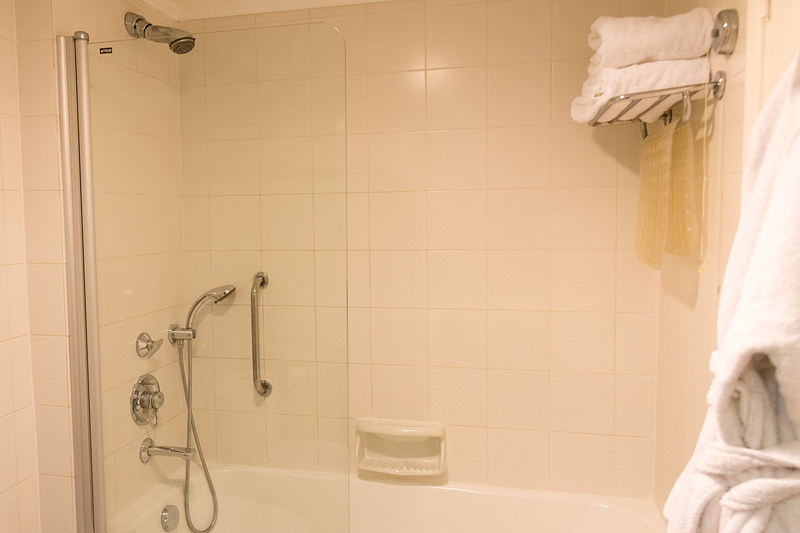 バスタブ付きのシャワーブース