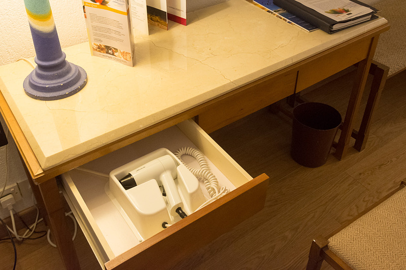 ドライヤーはワーキングデスクの引き出しにある