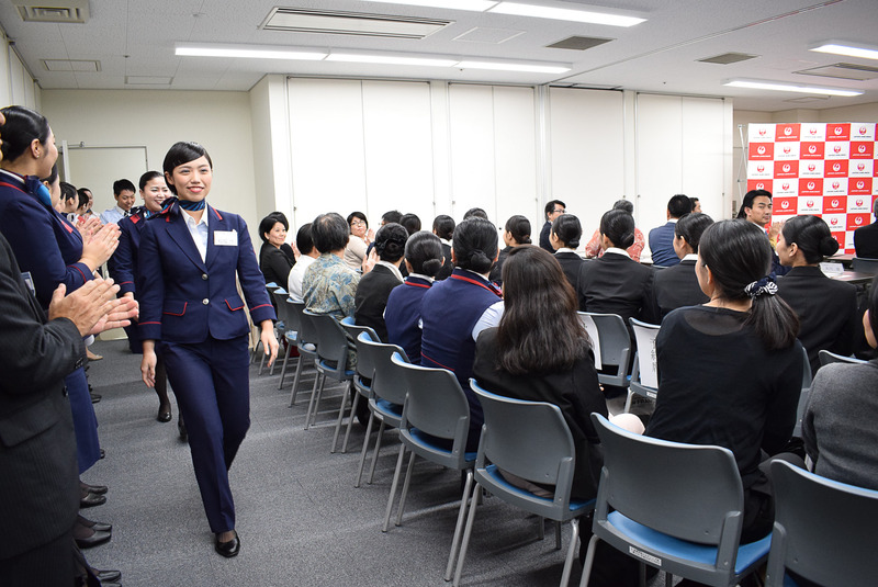 挨拶に続いて候補者たちが入場