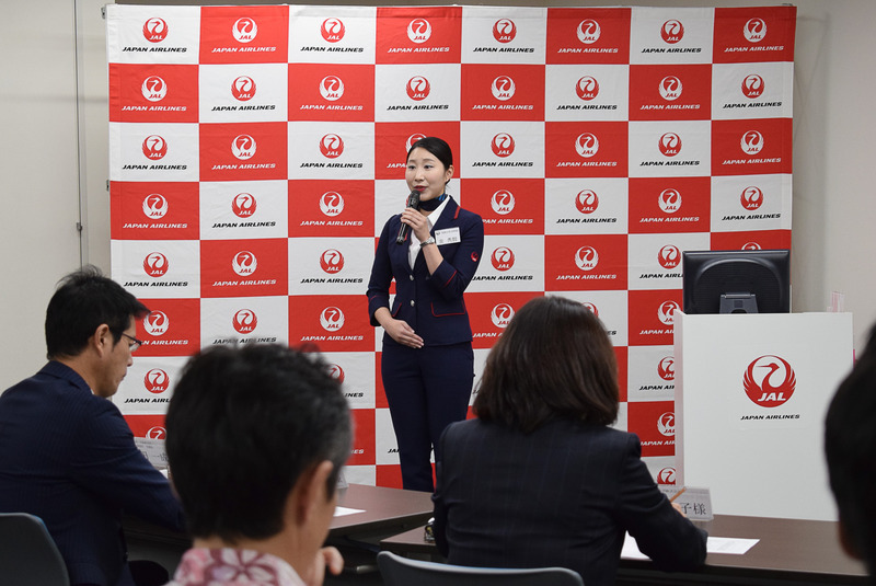 アナウンスの実演の様子。審査員や同僚たちを前に、緊張しつつも日ごろの成果を発揮させていた