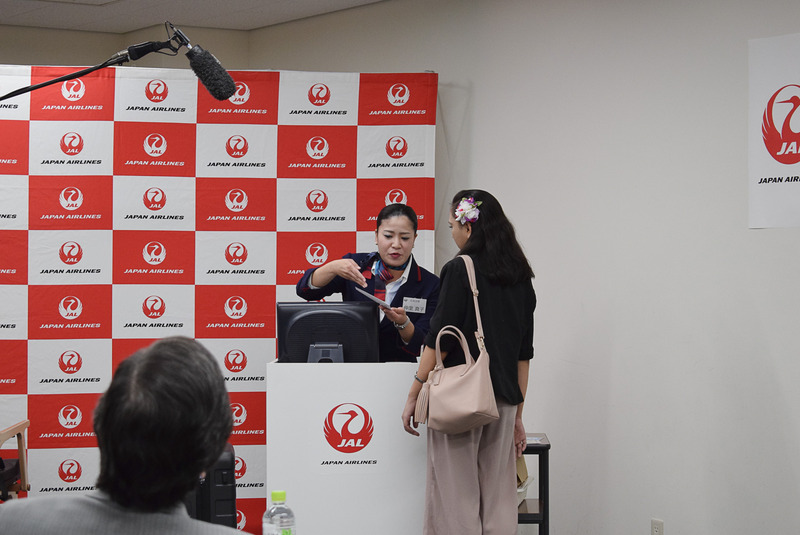 外国人客への対応。チケットを見せながら丁寧に説明する