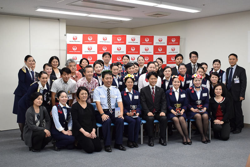 受賞者と中野社長を中心に関係者一同で記念撮影