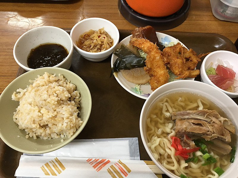 もずく、ミミガーの和え物、エビフライ、天ぷら、刺身、玄米、ソーキそば。汁物、ご飯の種類、付け合わせがチョイスできました