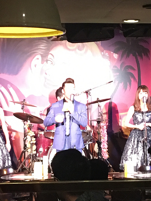 白熱の演奏！　お客さんも立ち上がって一緒に盛り上がります