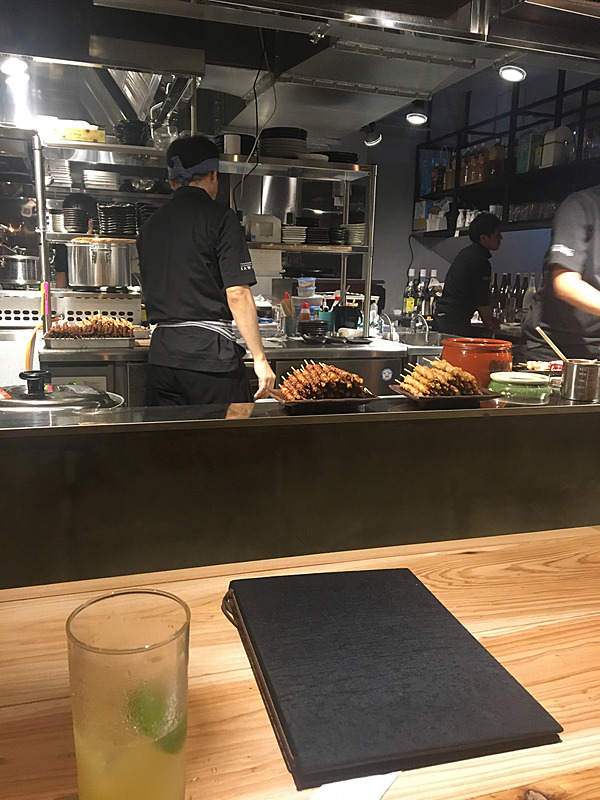 オープンキッチンで開放的な店内