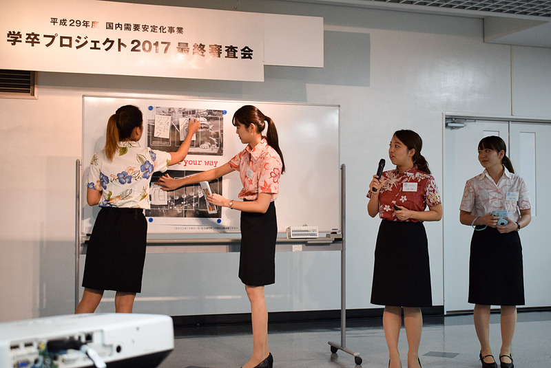 チェキで撮った写真をポスターに貼り付けていく