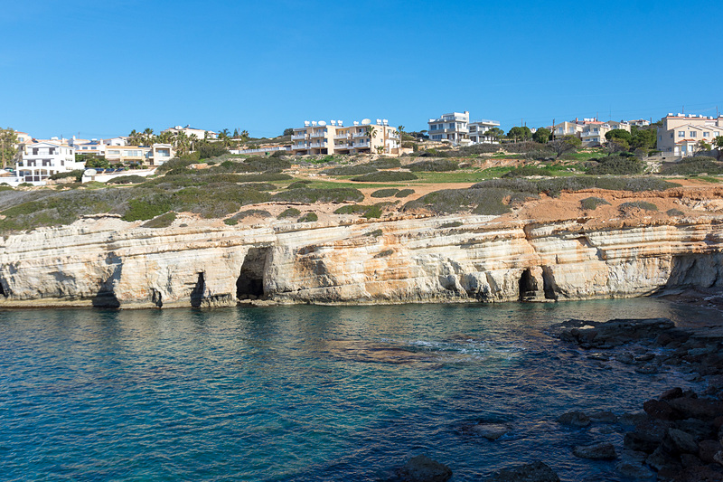 土地の隆起によって生まれた岩を見られるシー・ケーブス（Sea Caves）。地球の躍動を感じられるスポットだ