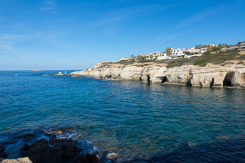 土地の隆起によって生まれた岩を見られるシー・ケーブス（Sea Caves）。地球の躍動を感じられるスポットだ