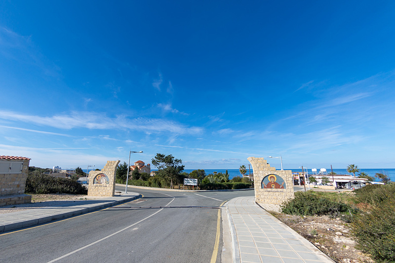 聖ジョージ教会が建つエリアはマリーナがあり、高台となっている教会の前からはアカマス半島を望める