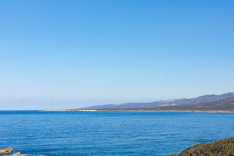 聖ジョージ教会が建つエリアはマリーナがあり、高台となっている教会の前からはアカマス半島を望める