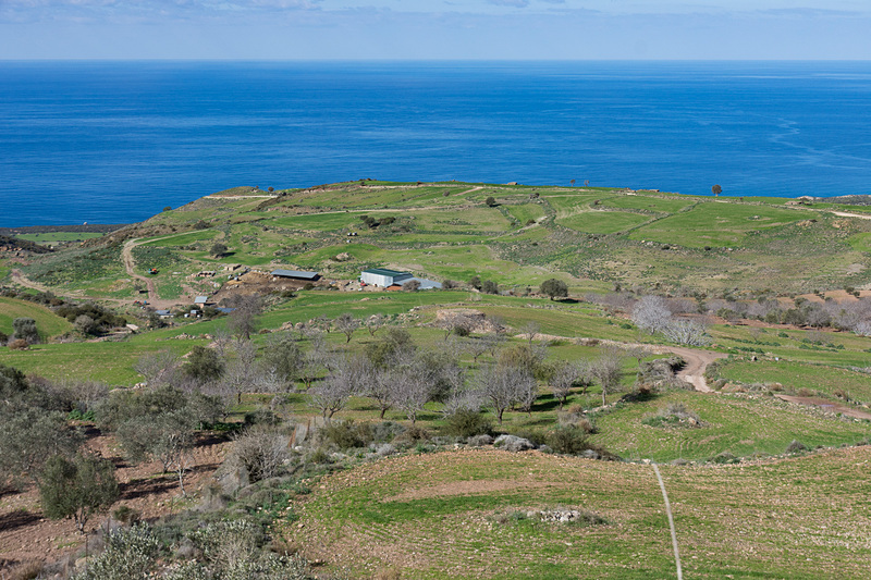 民家は散見されるが、自然がそのまま残されているアカマス半島
