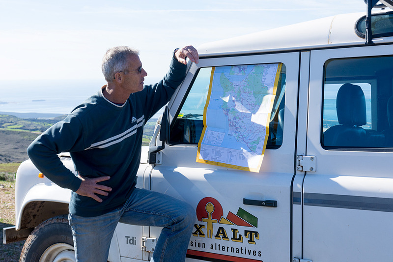 今回、四輪駆動車でのツアーで運転手兼ガイドを務めてくれたパニコスさん
