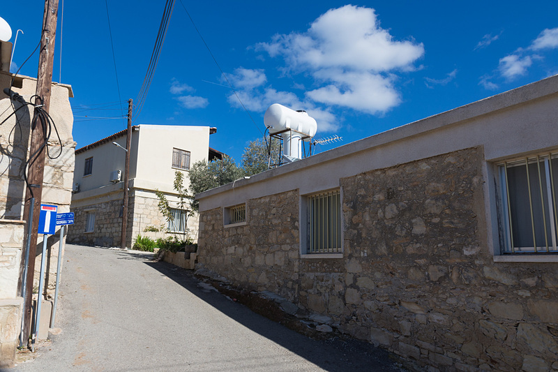 歴史の感じる家々が残るネオ・コリオ（Neo Chorio）の村を抜けていく