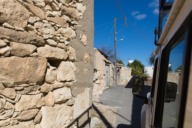 歴史の感じる家々が残るネオ・コリオ（Neo Chorio）の村を抜けていく