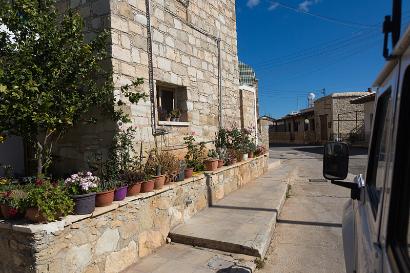 歴史の感じる家々が残るネオ・コリオ（Neo Chorio）の村を抜けていく