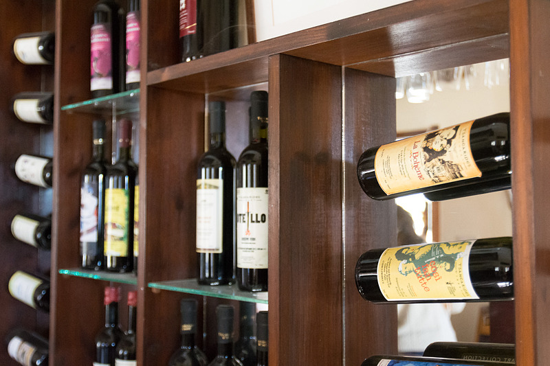 ツァンガリーデス・ワイナリー。おしゃれなバーのような雰囲気