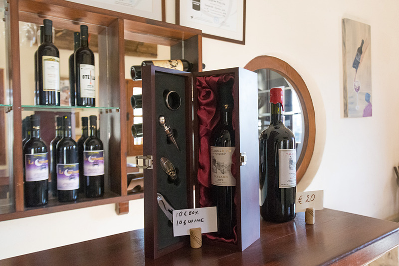 ツァンガリーデス・ワイナリー。おしゃれなバーのような雰囲気