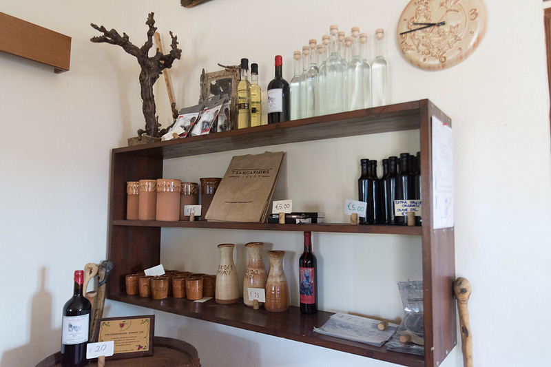 ツァンガリーデス・ワイナリー。おしゃれなバーのような雰囲気