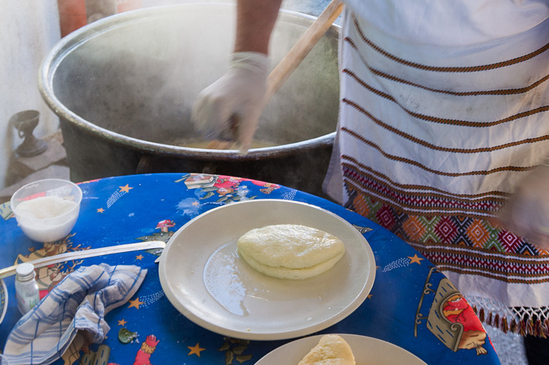 レティンブウ村のソフィアさん。ヤギとヒツジの乳を使ったハルミチーズの製造を見られる