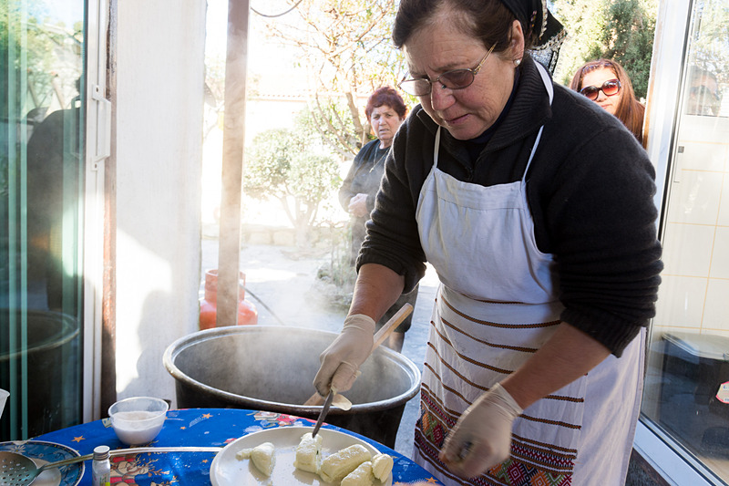 レティンブウ村のソフィアさん。ヤギとヒツジの乳を使ったハルミチーズの製造を見られる