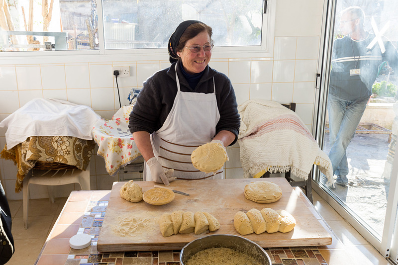 レティンブウ村のソフィアさん。ヤギとヒツジの乳を使ったハルミチーズの製造を見られる