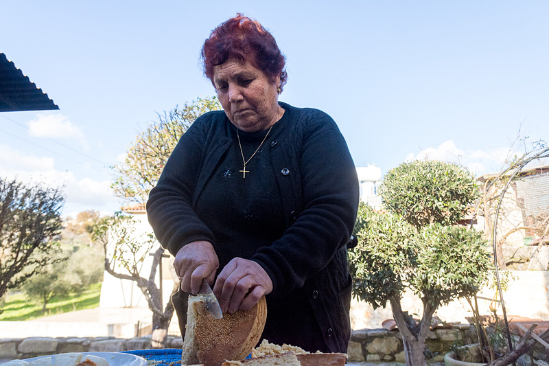 石窯での焼きたてパンや、キプロスコーヒーと一緒にハルミチーズをいただいた