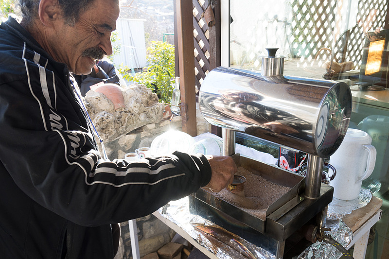 石窯での焼きたてパンや、キプロスコーヒーと一緒にハルミチーズをいただいた