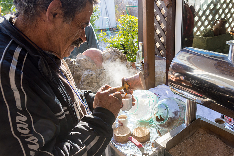 石窯での焼きたてパンや、キプロスコーヒーと一緒にハルミチーズをいただいた