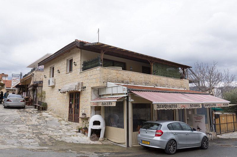 オモドス村で手作りパンを販売する「ジョージズ・ベーカリー（George's Bakery）」。パンだけでなく地元産のさまざまなお土産物も買える