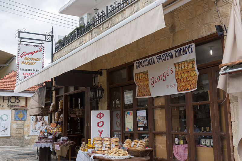 オモドス村で手作りパンを販売する「ジョージズ・ベーカリー（George's Bakery）」。パンだけでなく地元産のさまざまなお土産物も買える