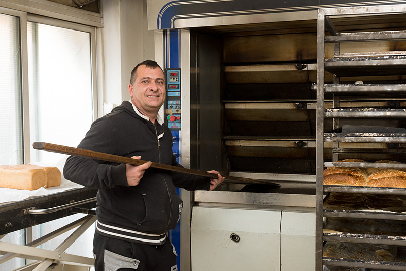 オモドス村で手作りパンを販売する「ジョージズ・ベーカリー（George's Bakery）」。パンだけでなく地元産のさまざまなお土産物も買える