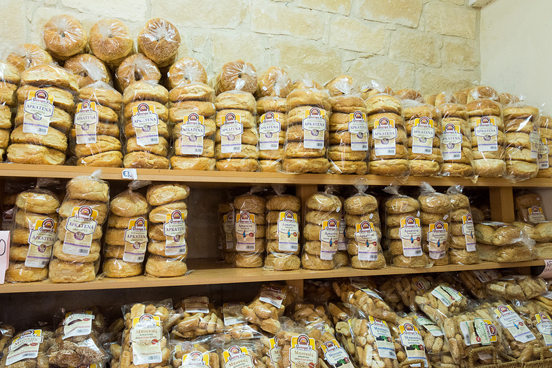 オモドス村で手作りパンを販売する「ジョージズ・ベーカリー（George's Bakery）」。パンだけでなく地元産のさまざまなお土産物も買える