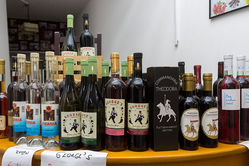 オモドス村で手作りパンを販売する「ジョージズ・ベーカリー（George's Bakery）」。パンだけでなく地元産のさまざまなお土産物も買える