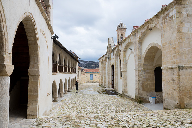 オモドス村の聖十字架教会（The Monastery of the Holy Cross）。ルーツは3世紀にさかのぼり、イエス・キリストを縛ったと言い伝えられる縄の一部も残されている