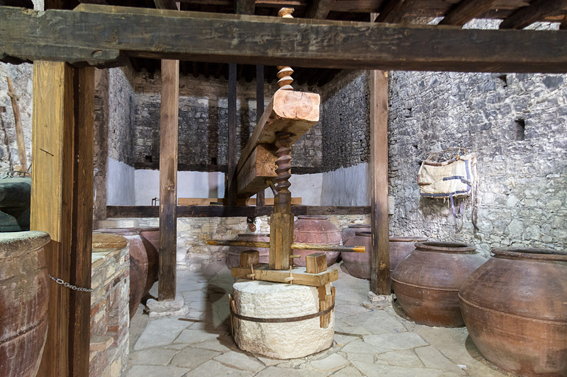 ワイン作りの伝統もあるオモドス村。昔使われたブドウの搾汁機も残され、公開されている