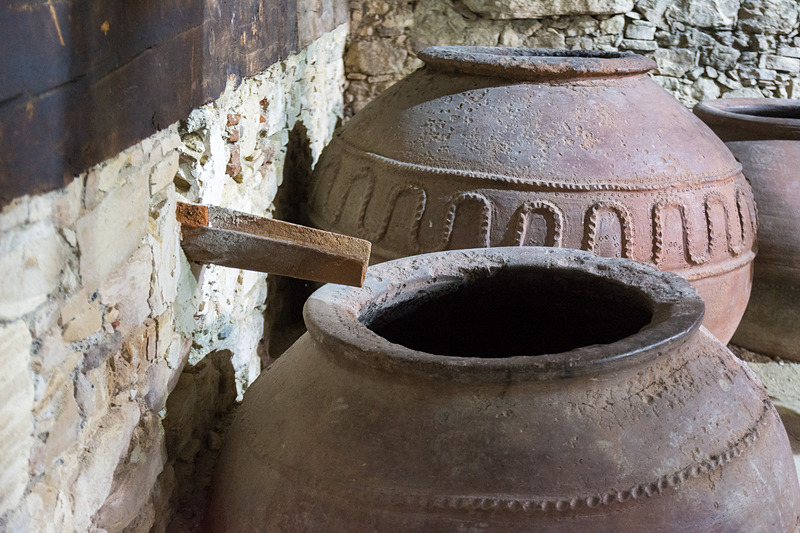 ワイン作りの伝統もあるオモドス村。昔使われたブドウの搾汁機も残され、公開されている