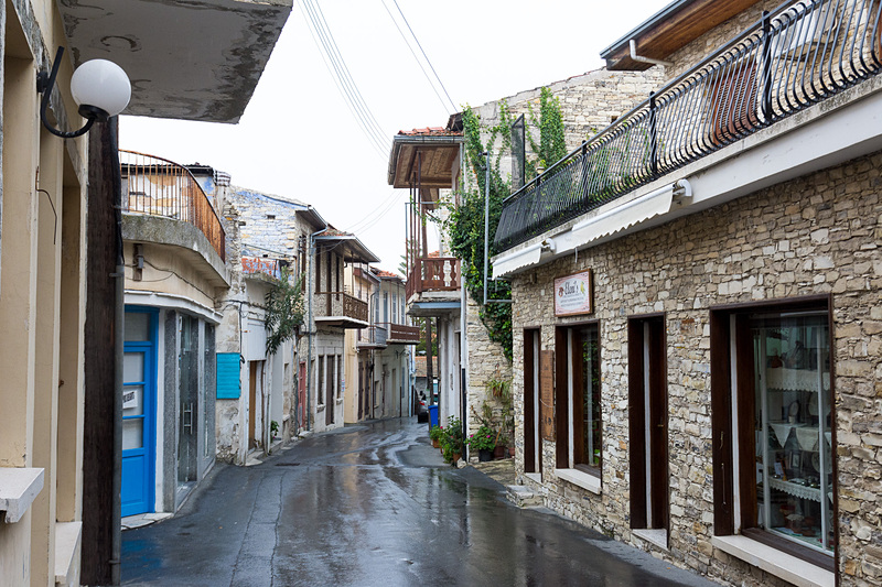 レフカラの街はどの道もフォトジェニック。かわいさと美しさを持ち合わせた魅力的な街並みだ