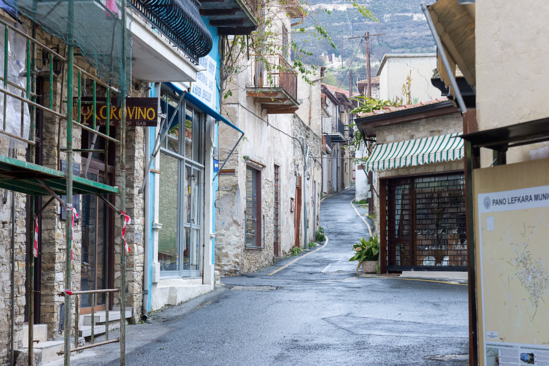 レフカラの街はどの道もフォトジェニック。かわいさと美しさを持ち合わせた魅力的な街並みだ
