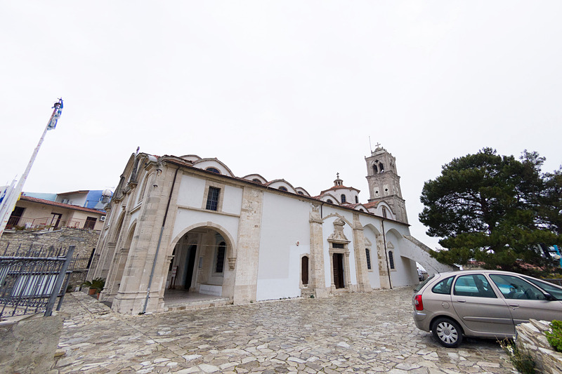 柱にレオナルド・ダ・ヴィンチが作ったとの言い伝えが残る顔のレリーフもある、レフカラ村の「聖十字架教会（Holy Cross Church of Pano Lefkara）」。ダビンチがこの地を訪れ、レフカラレースをローマに持ち帰ったのは確実視されている