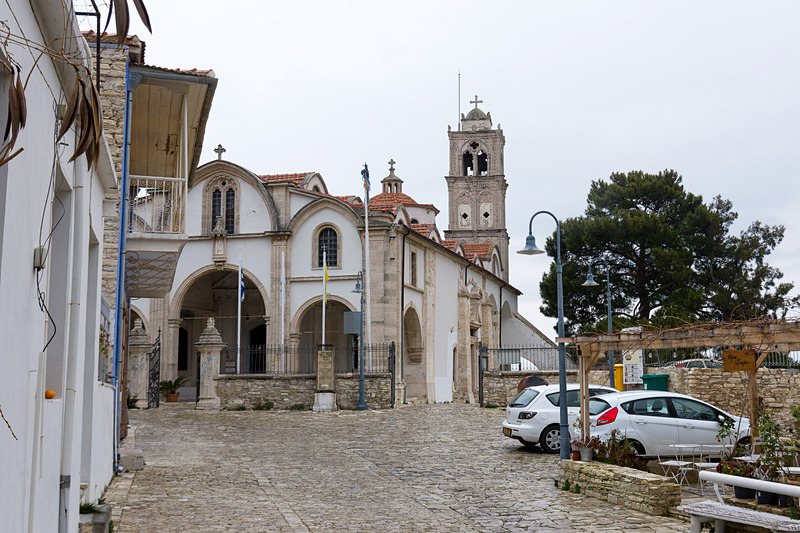 柱にレオナルド・ダ・ヴィンチが作ったとの言い伝えが残る顔のレリーフもある、レフカラ村の「聖十字架教会（Holy Cross Church of Pano Lefkara）」。ダビンチがこの地を訪れ、レフカラレースをローマに持ち帰ったのは確実視されている