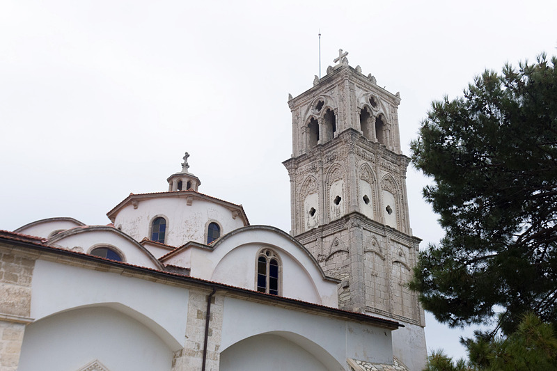 柱にレオナルド・ダ・ヴィンチが作ったとの言い伝えが残る顔のレリーフもある、レフカラ村の「聖十字架教会（Holy Cross Church of Pano Lefkara）」。ダビンチがこの地を訪れ、レフカラレースをローマに持ち帰ったのは確実視されている