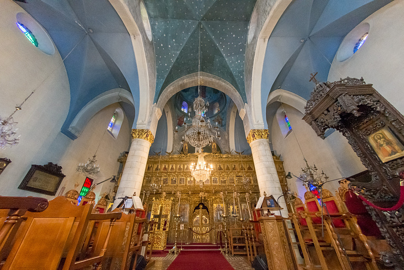 柱にレオナルド・ダ・ヴィンチが作ったとの言い伝えが残る顔のレリーフもある、レフカラ村の「聖十字架教会（Holy Cross Church of Pano Lefkara）」。ダビンチがこの地を訪れ、レフカラレースをローマに持ち帰ったのは確実視されている