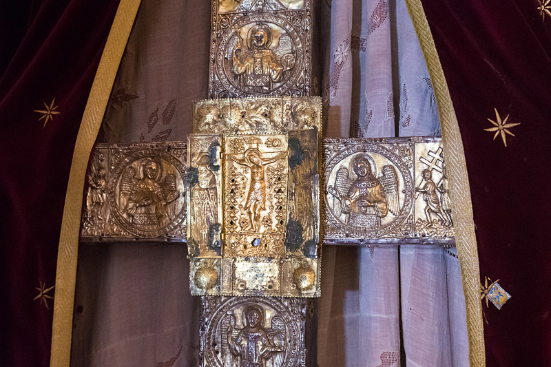 柱にレオナルド・ダ・ヴィンチが作ったとの言い伝えが残る顔のレリーフもある、レフカラ村の「聖十字架教会（Holy Cross Church of Pano Lefkara）」。ダビンチがこの地を訪れ、レフカラレースをローマに持ち帰ったのは確実視されている