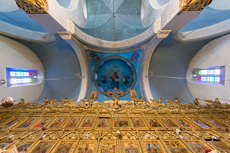 柱にレオナルド・ダ・ヴィンチが作ったとの言い伝えが残る顔のレリーフもある、レフカラ村の「聖十字架教会（Holy Cross Church of Pano Lefkara）」。ダビンチがこの地を訪れ、レフカラレースをローマに持ち帰ったのは確実視されている