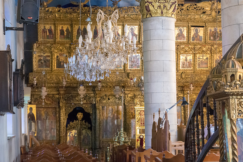 柱にレオナルド・ダ・ヴィンチが作ったとの言い伝えが残る顔のレリーフもある、レフカラ村の「聖十字架教会（Holy Cross Church of Pano Lefkara）」。ダビンチがこの地を訪れ、レフカラレースをローマに持ち帰ったのは確実視されている