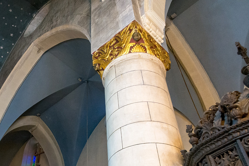 柱にレオナルド・ダ・ヴィンチが作ったとの言い伝えが残る顔のレリーフもある、レフカラ村の「聖十字架教会（Holy Cross Church of Pano Lefkara）」。ダビンチがこの地を訪れ、レフカラレースをローマに持ち帰ったのは確実視されている