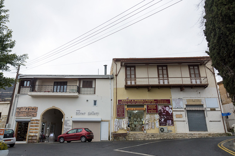 レフカラ村に入るといくつかのレフカラレース屋さんがある